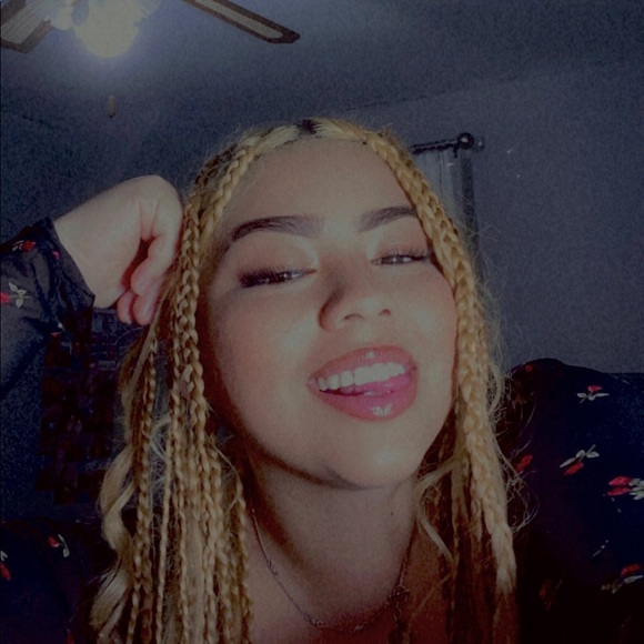 Meet your Posher, Alyssa - Picture 1 of 1